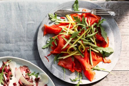 Zalmcarpaccio met mango, komkommer en avocado