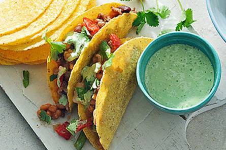 Milde Mexicaanse chili met frisse knoflookyoghurt