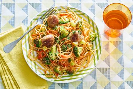Volkorenspaghetti met tomatensaus en Zweedse balletjes