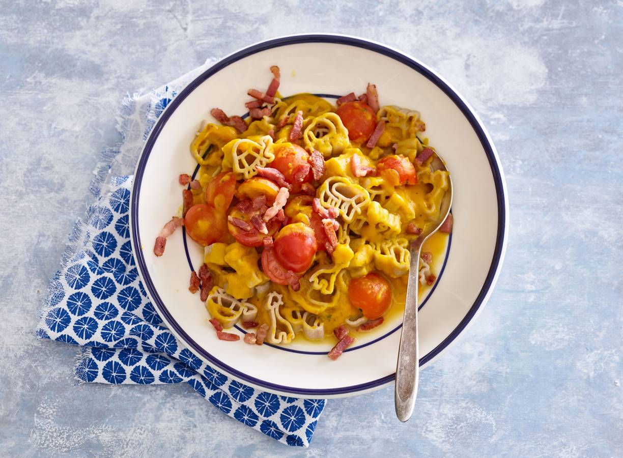 Biologische dierenpasta met spekjes en pompoensaus