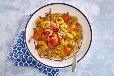 Biologische dierenpasta met spekjes en pompoensaus