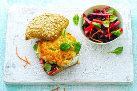 Broodje homemade zalmburger met kleurige salade