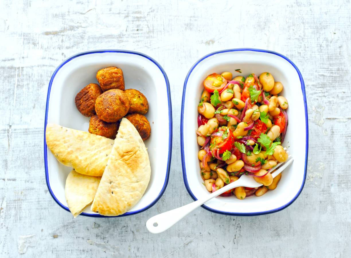 Lauwwarme winterse wittebonensalade met falafel