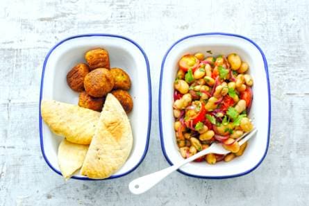 Lauwwarme winterse wittebonensalade met falafel