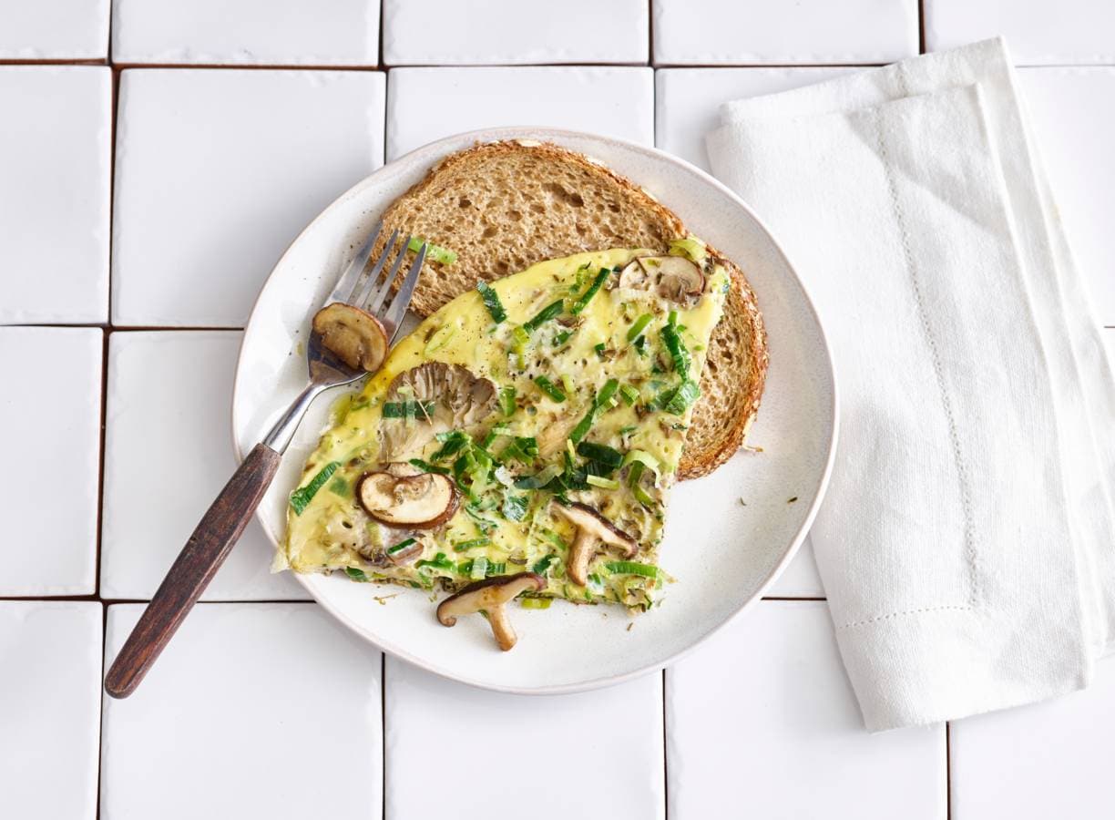 Prei-paddenstoelenomelet met volkorenbrood