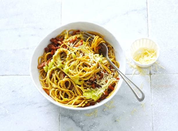 Spaghetti avocado- carbonara recept - Allerhande | Albert Heijn