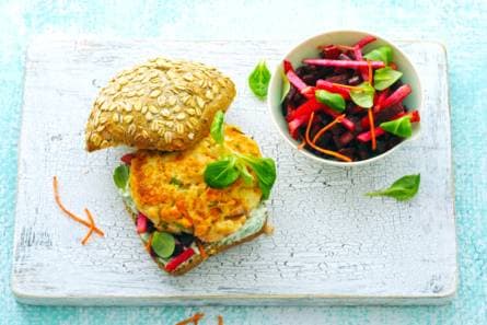 Zelfgemaakte zalmburger met bietensalade