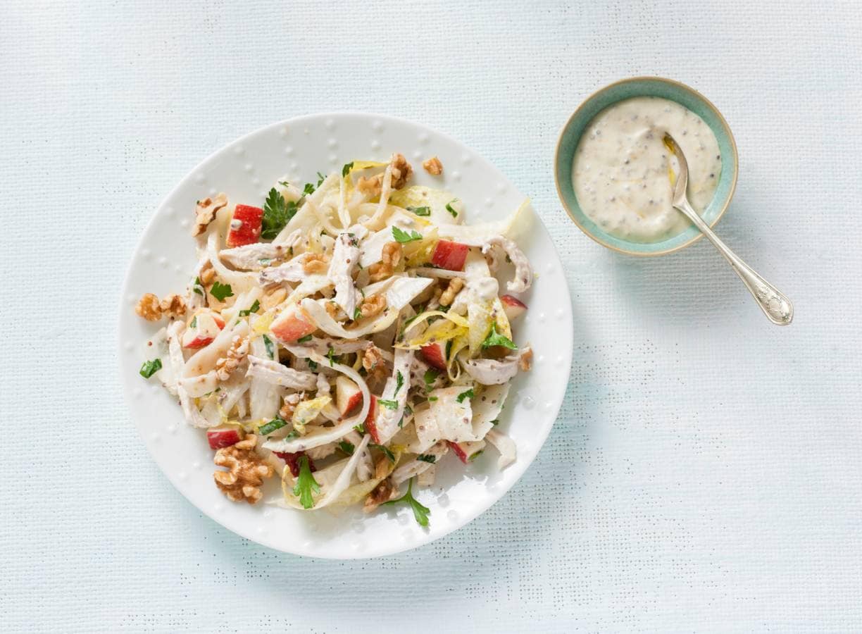 Waldorfsalade met kip, walnoten, knolselderij en witlof