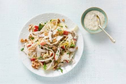 Waldorfsalade met kip, walnoten, knolselderij en witlof