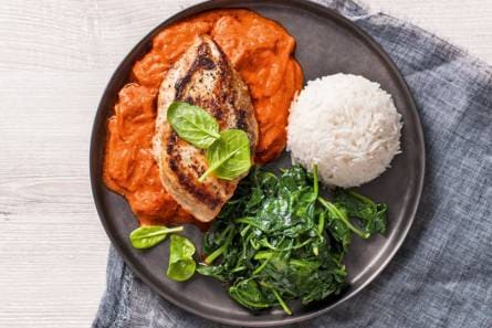 Zachte kip tikka masala met wilde spinazie en rijst