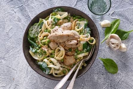 Verse tagliatelle met spinazie-roomsaus en gestoofde kip