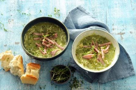 Aardappel-broccolisoep met hamreepjes