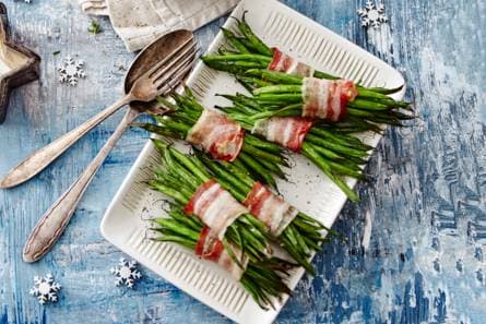 Haricotsvertsbundeltjes gewikkeld in pancetta