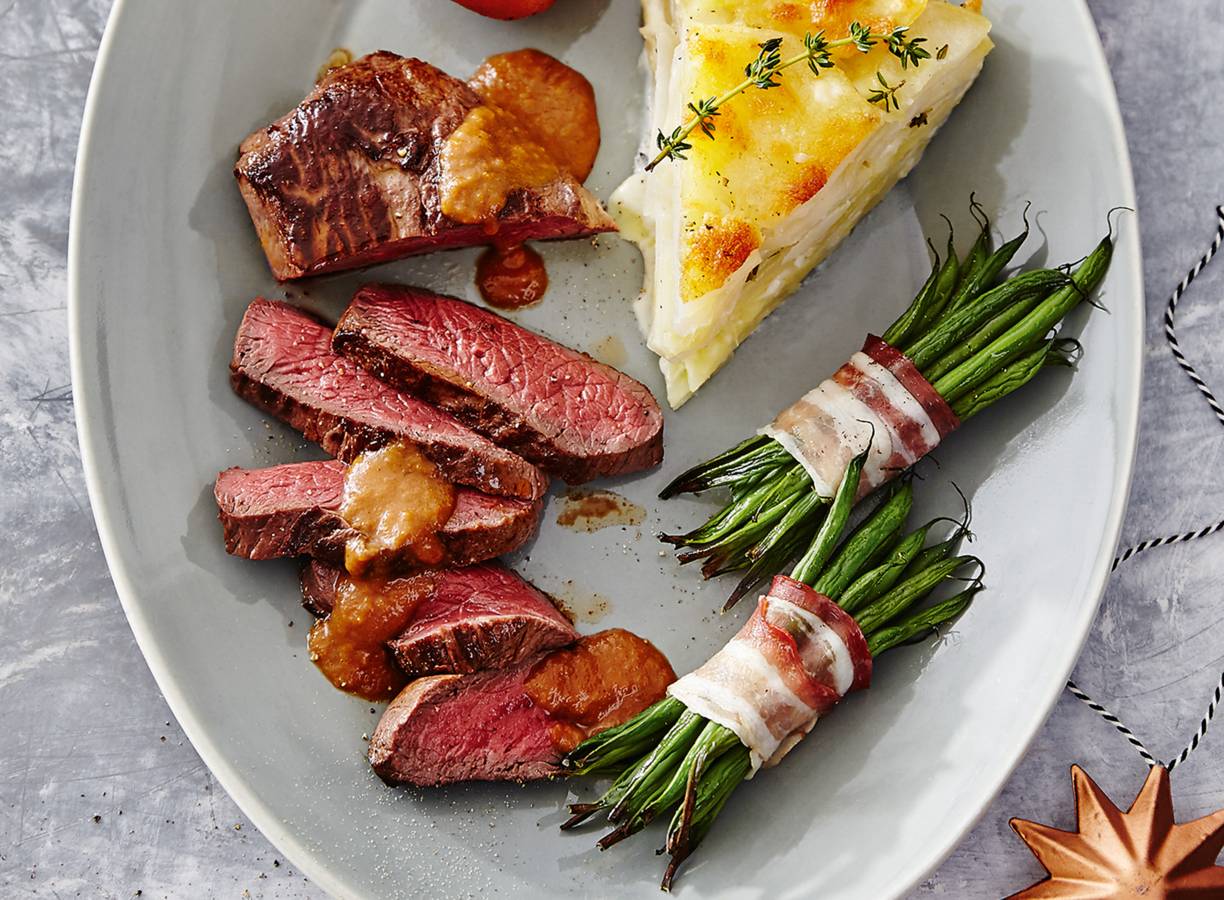 Malse hertenbiefstuk met wildsaus en kaneelstoofpeertjes