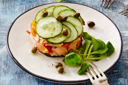 Warmgerookte zalmtartaar met kappertjesvinaigrette en veldsla