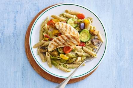 Spelt penne met walnotenpesto & kip