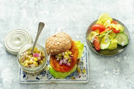 Hollandse kabeljauwburger met augurkensalsa en salade