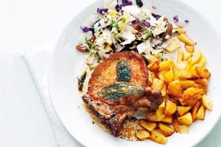 Ribkarbonade met geurige salie en rodekoolsalade