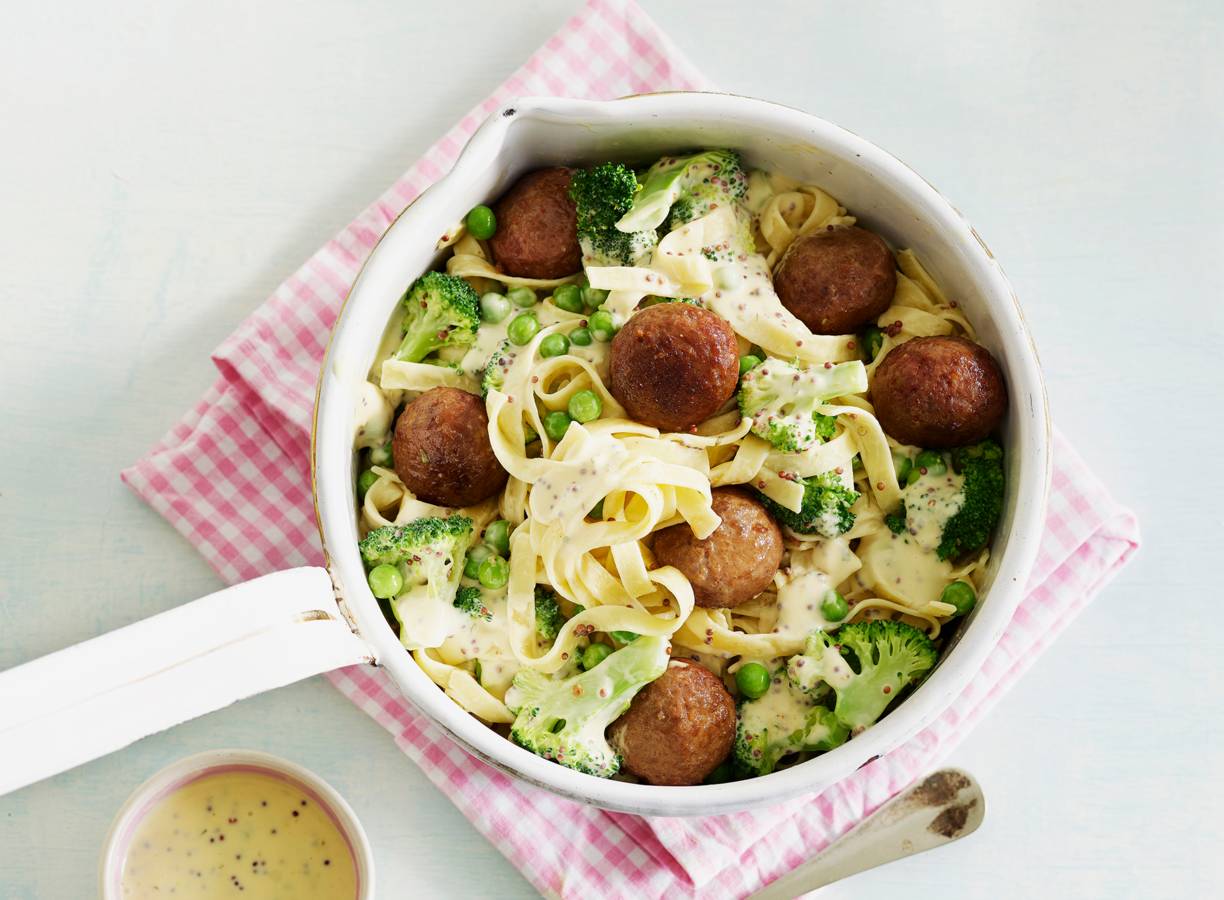 Snelle tagliatelle met gehaktballetjes in mosterdsaus