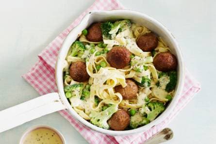 Snelle tagliatelle met gehaktballetjes in romige mosterdsaus