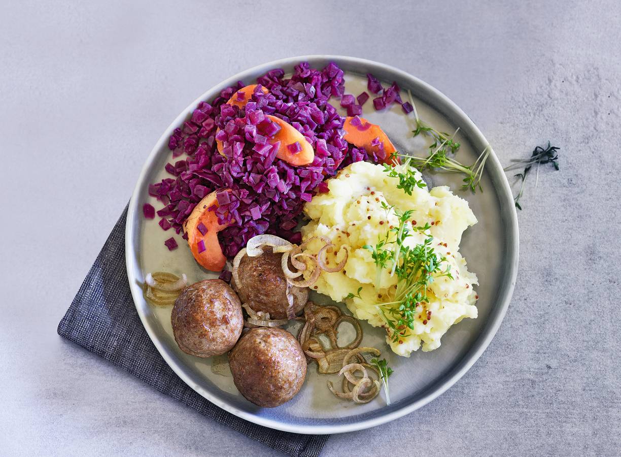 Rodekool met appel, mosterdpuree en gehaktballetjes