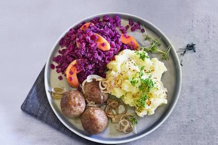 Rodekool met appel, mosterdpuree en gehaktballetjes