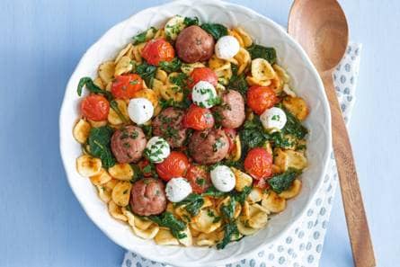 Pasta met kipballetjes en tomaat uit de oven