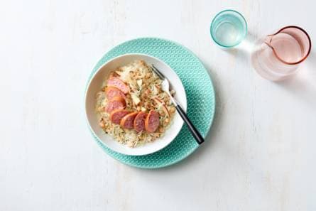 Zuurkoolschotel met appel, bonen en rucola