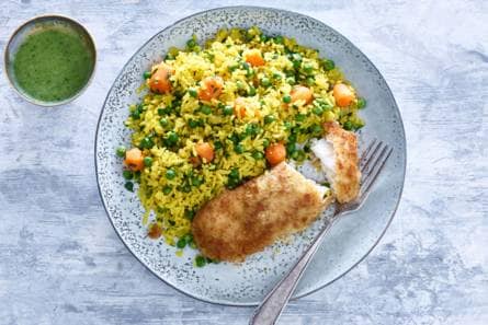 Crispy kabeljauw met kleurige rijst en komkommerdip