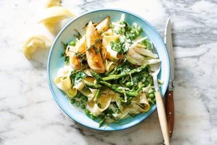 Pappardelle met venkel, asperges en knoflookkip