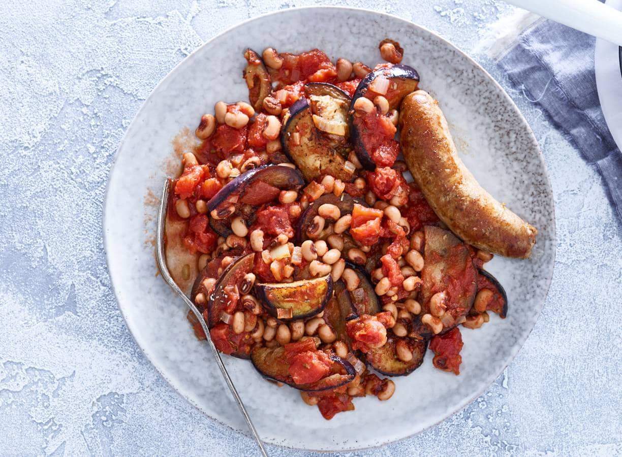 Pittige Spaanse bonenstoof met braadworst en aubergine