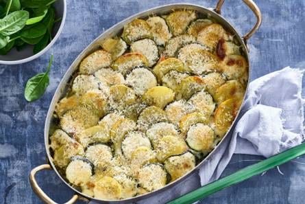 Courgettegratin uit de oven met verse zalm en spinazie