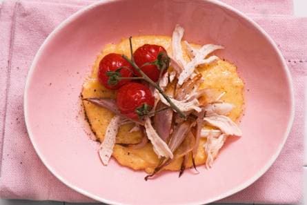 Parmezaanpolenta met pulled chicken en oventomaatjes