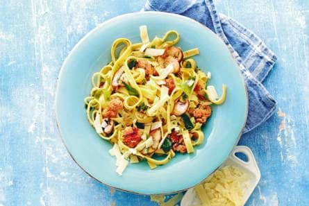 Verse tagliatelle met Spaans gekruid vlees en groenten