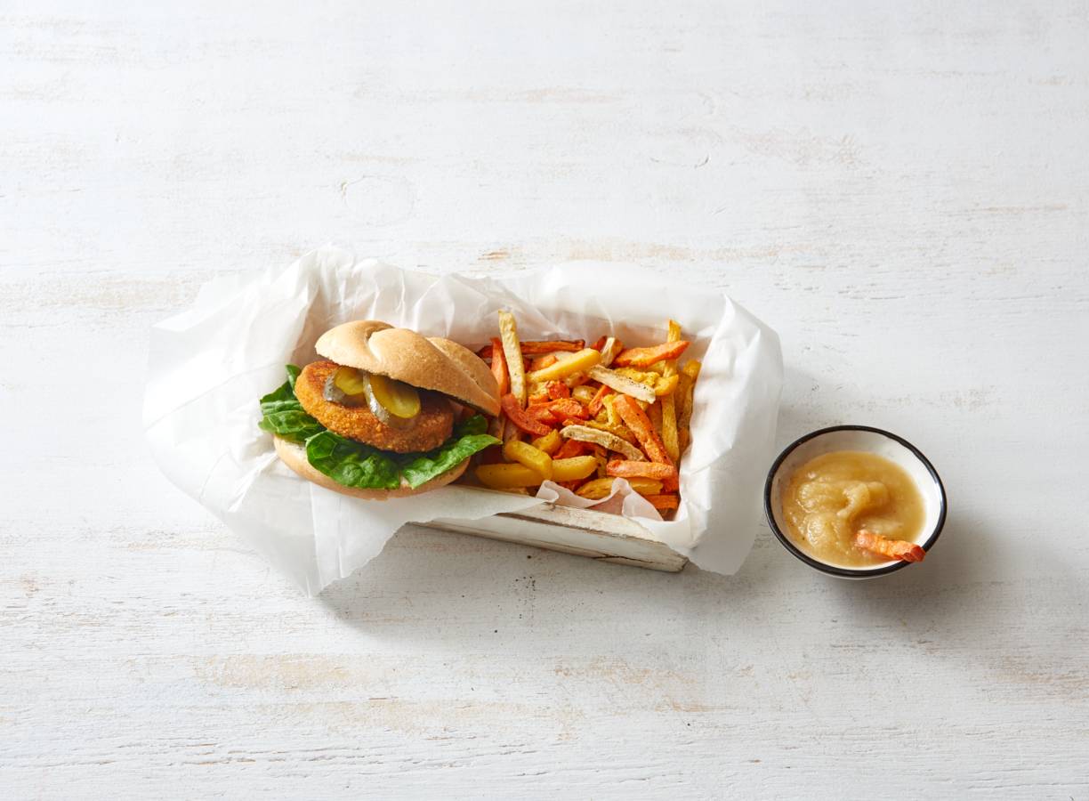 Kipburger met groentefriet en appelmoes