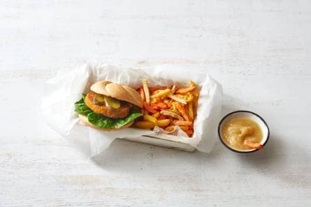 Kipburger met groentefriet en appelmoes