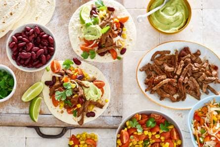 Mexicaanse wraps met salsa en gekruid rundvlees