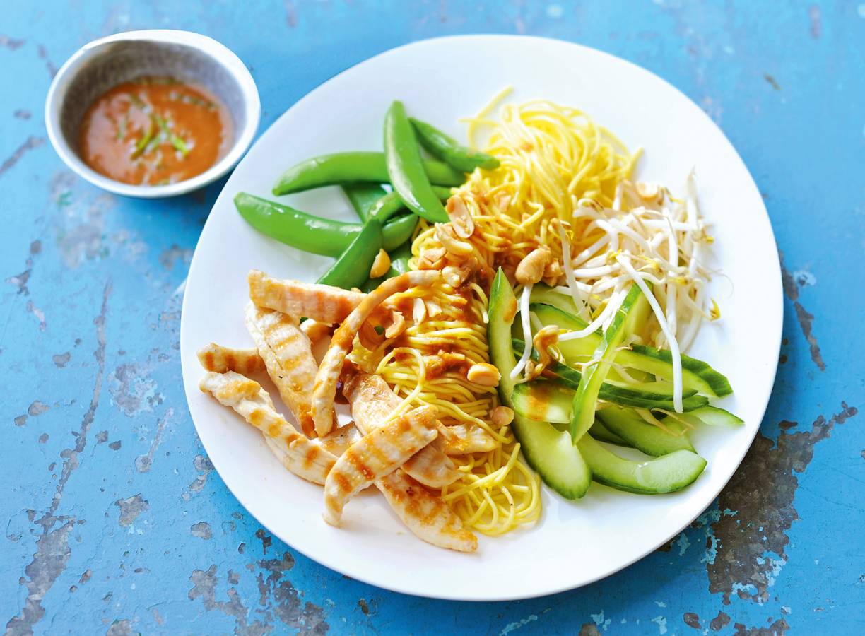 Thaise schotel met kip, mie en pindadressing