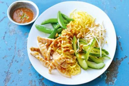 Thaise schotel met kip, mie en pindadressing