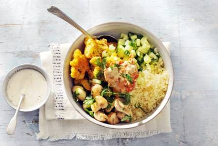 Bliss bowl met ker­rie­bloem­kool en hum­mus van De­ni­se Kort­le­ver