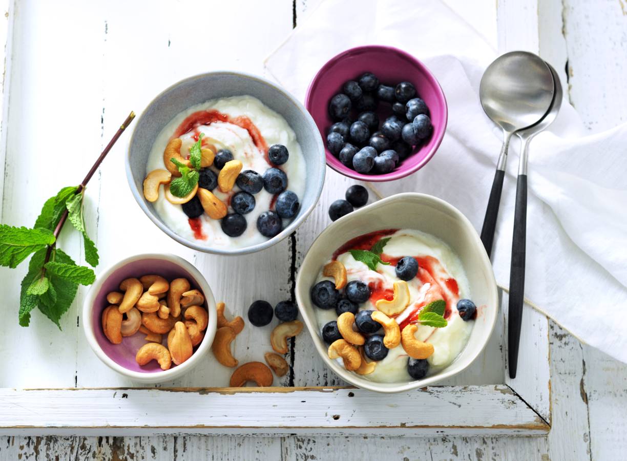 Griekse yoghurt met cashewnoten, blauwe bessen en aardbeienswirl