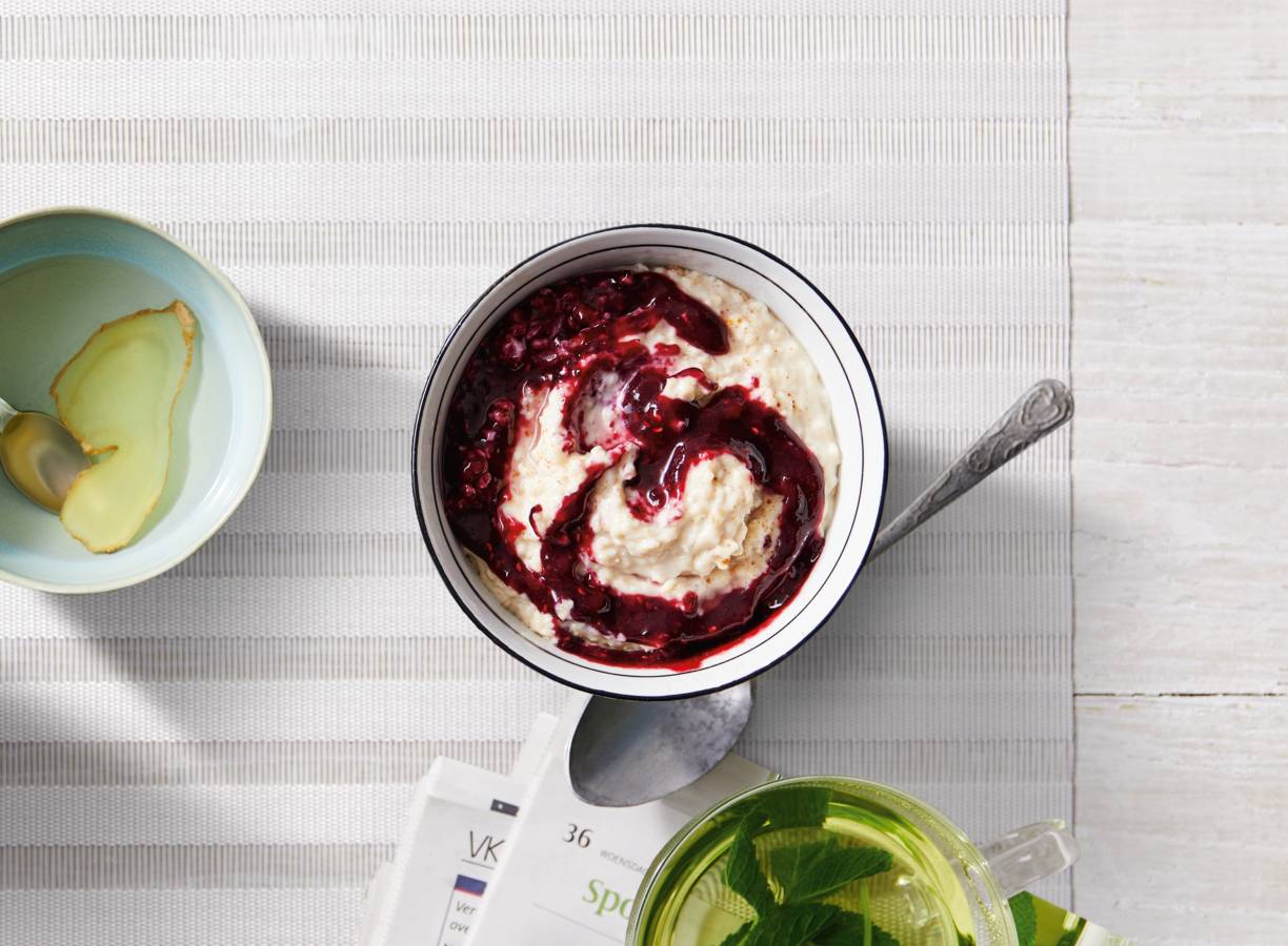 Havermoutpap met kaneel en warme saus van rood fruit