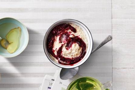 Havermoutpap met kaneel en warme saus van rood fruit