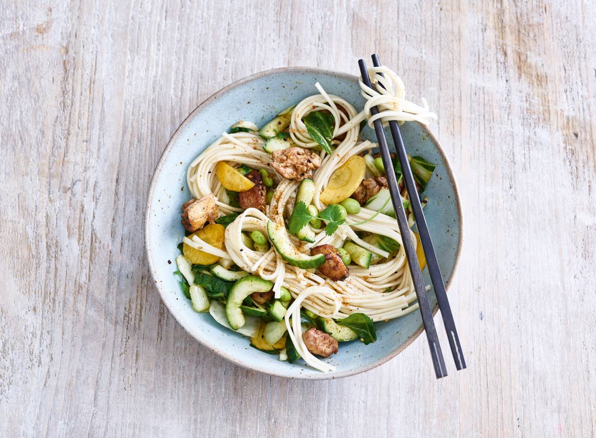 Lauwwarme noedelsalade met Japanse kip