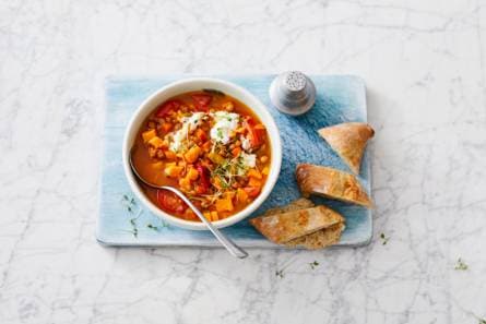Linzensoep met zoete aardappel en tuinkers