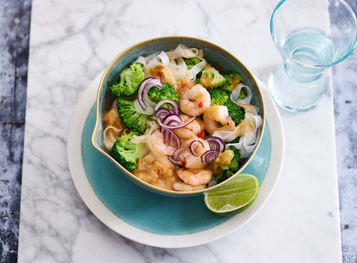 Noedelroerbak met garnalen, rode curry & broccoli