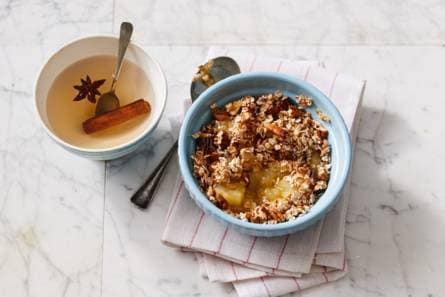 Ontbijtcrumble met appelcompote en pecannoten