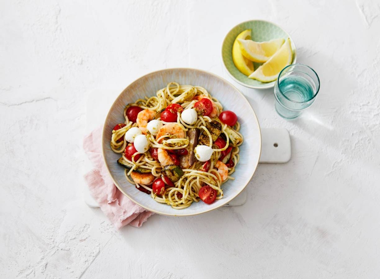 Pasta pesto met garnalen, gegrilde groenten en mozzarella