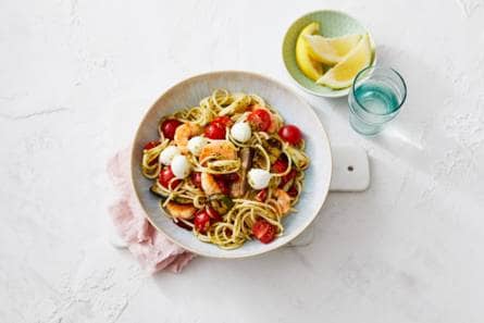 Pasta pesto met garnalen, gegrilde groenten en mozzarella