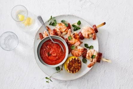Spaanse surf & turfspiesjes met pittige tomatensaus